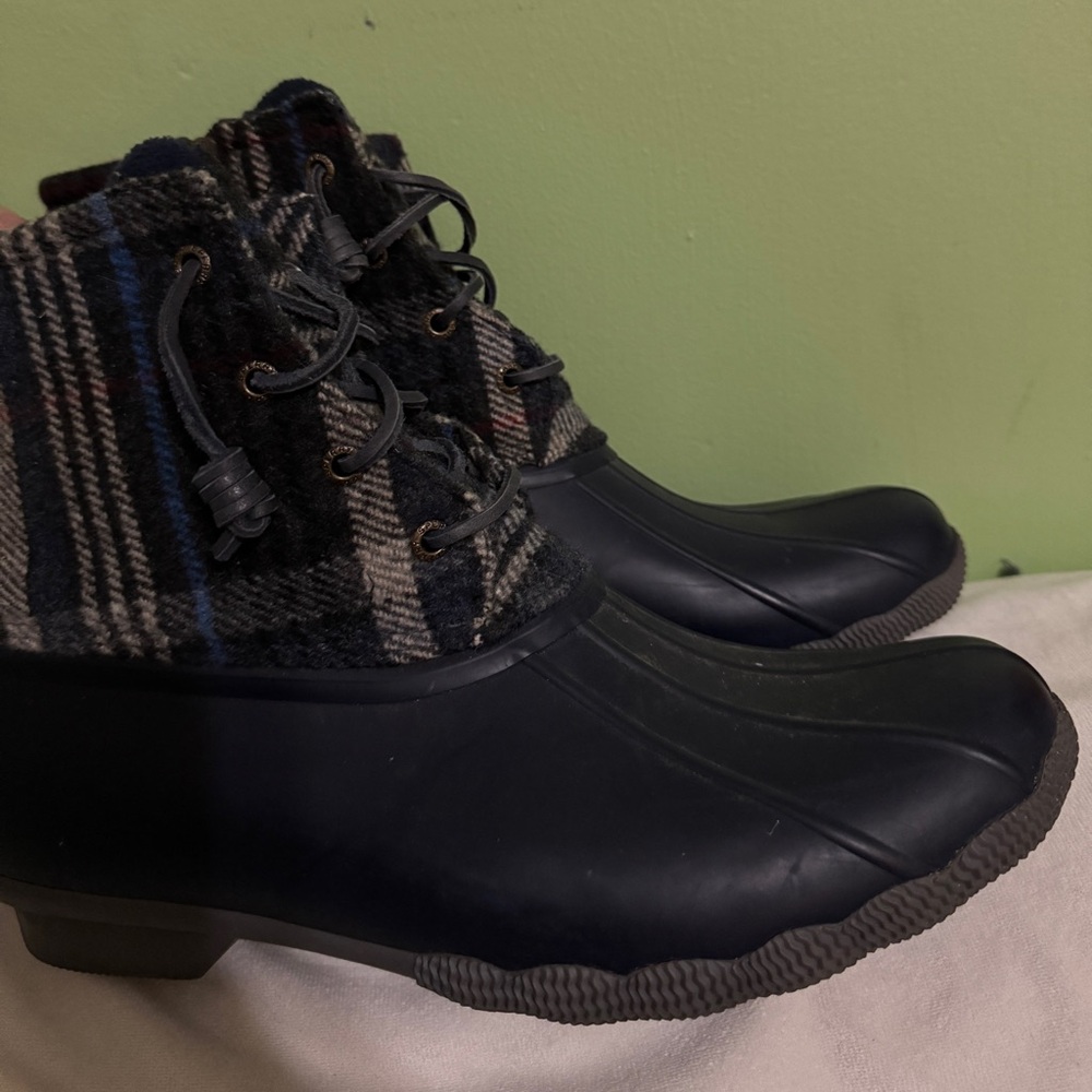 Sperry women’s waterproof duck boots size 10
